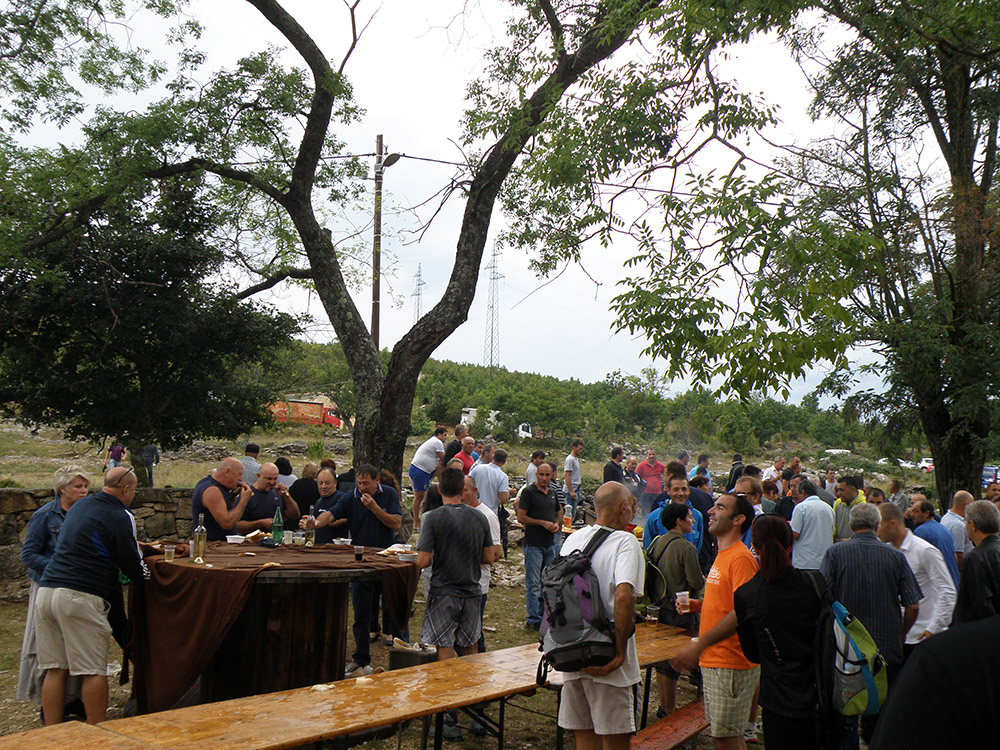 Uzvanici se goste poslije oluje